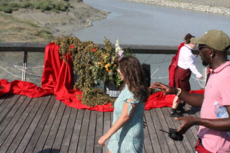 Défilé de mode inclusif sur le barrage du Mont Saint Michel