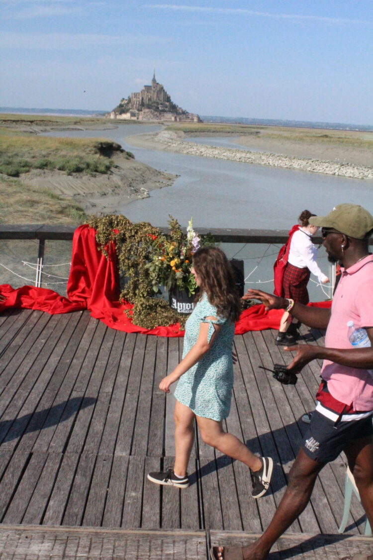 Défilé de mode inclusif sur le barrage du Mont Saint Michel